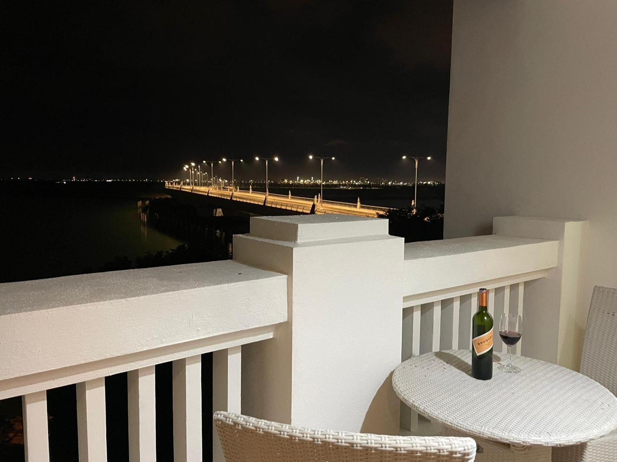Straits Quay Marina Suites Penang By Aurorahomes Bagan Jermal Exterior photo